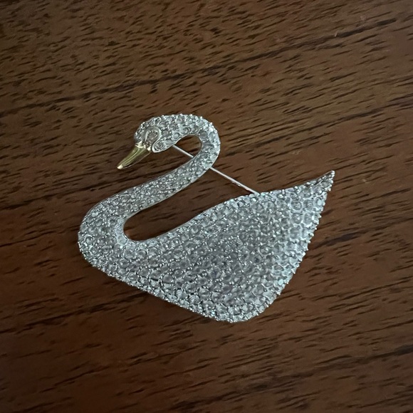 Swarovski crystal swan brooch / pin, EUC - Picture 2 of 4